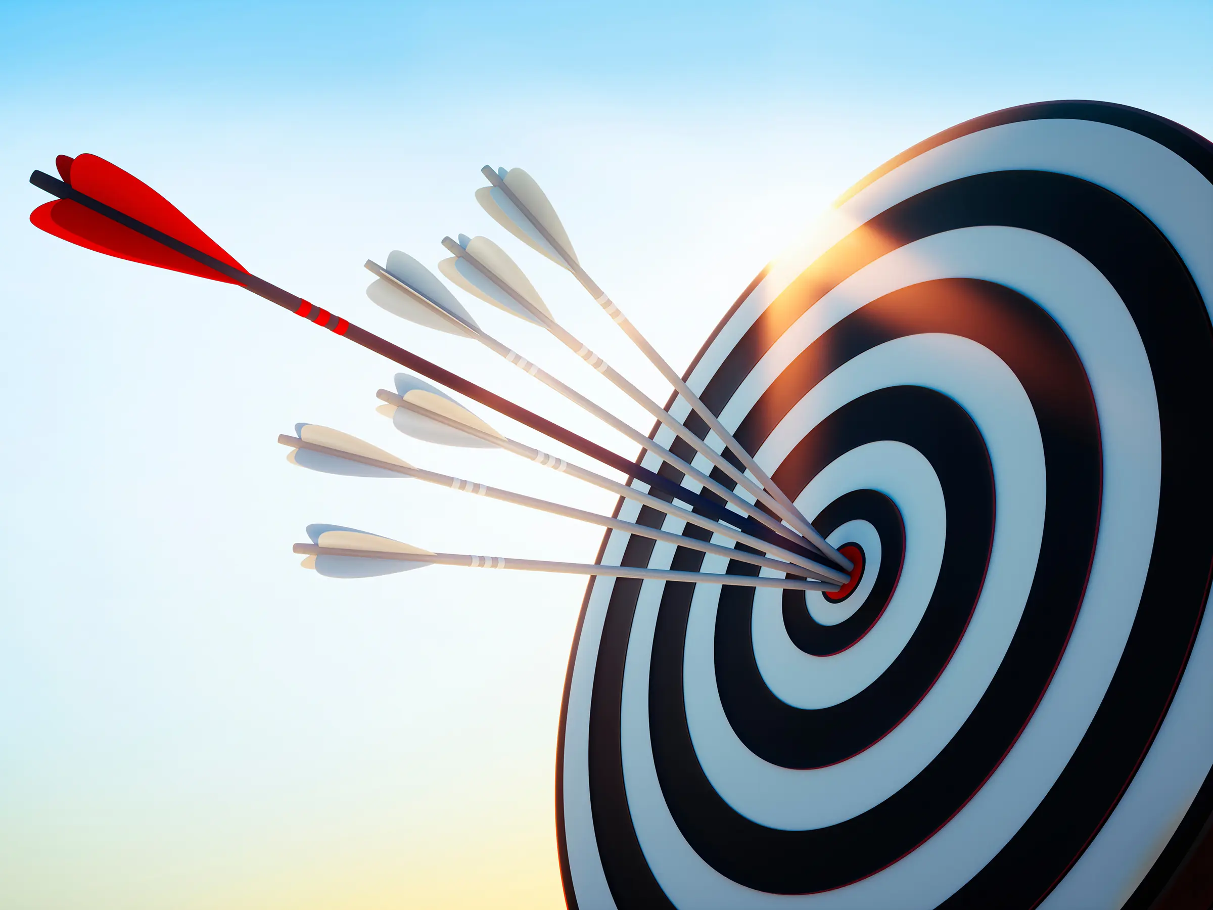Zielscheibe mit mehreren Pfeilen im Zentrum