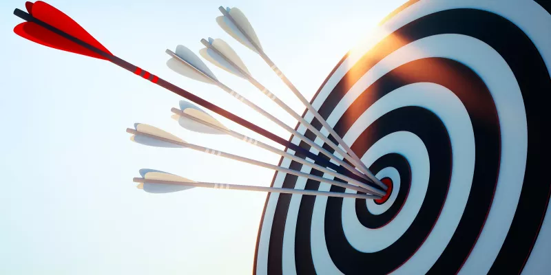 Zielscheibe mit Pfeilen, die in die Mitte treffen